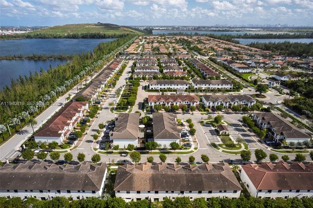 8885 NW 102nd Ct, Doral, FL 33178