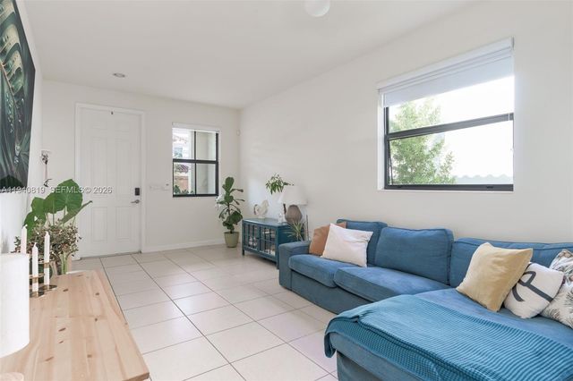 8885 NW 102nd Ct, Doral, FL 33178