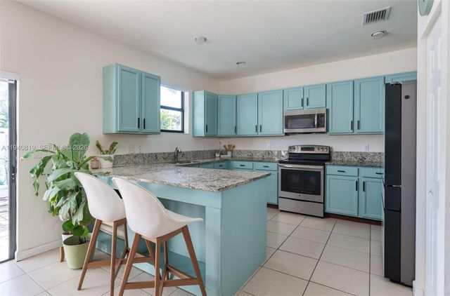 8885 NW 102nd Ct, Doral, FL 33178