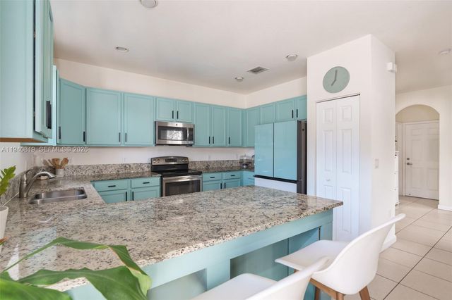 8885 NW 102nd Ct, Doral, FL 33178