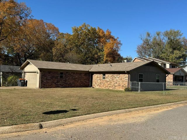 1000 W 17th Terrace, Russellville, AR 72801