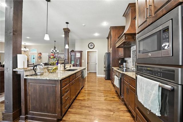 9208 SW WHISPY Way, Lee's Summit, MO 64064