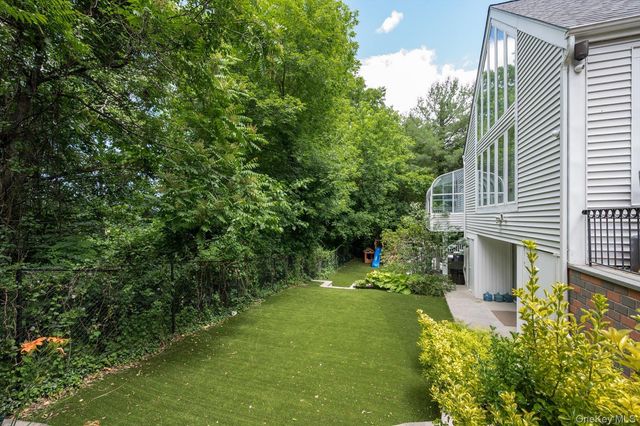 8 Verity Lane, Roslyn, NY 11576