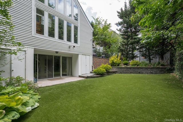 8 Verity Lane, Roslyn, NY 11576