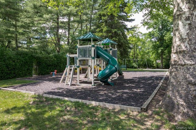 8 Verity Lane, Roslyn, NY 11576