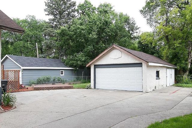 1112 University Drive S, Fargo, ND 58103