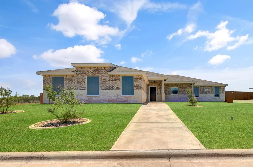Image 1 of property listing at 1605 Club House Lane, San Angelo, TX 76904