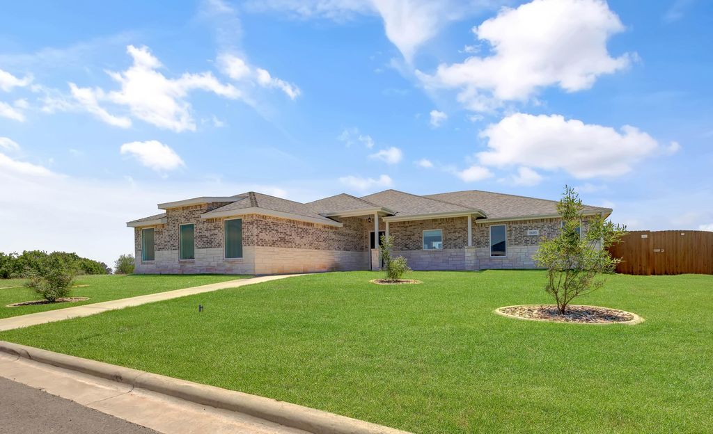 Image 2 of property listing at 1605 Club House Lane, San Angelo, TX 76904