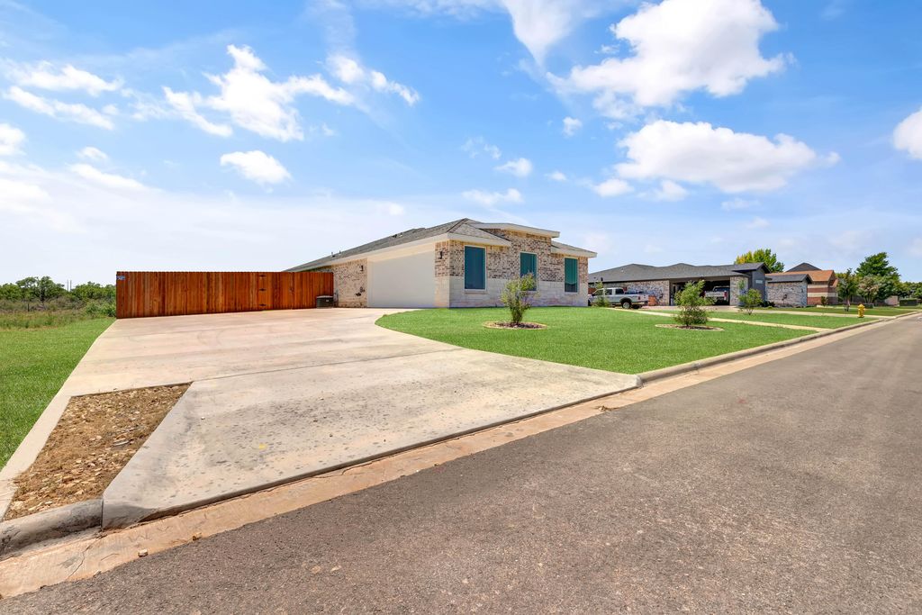 Image 3 of property listing at 1605 Club House Lane, San Angelo, TX 76904