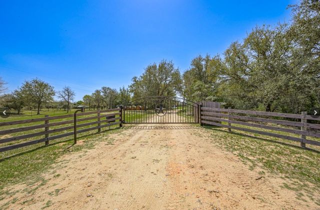 1134 Big Buck Road, Weimar, TX 78962