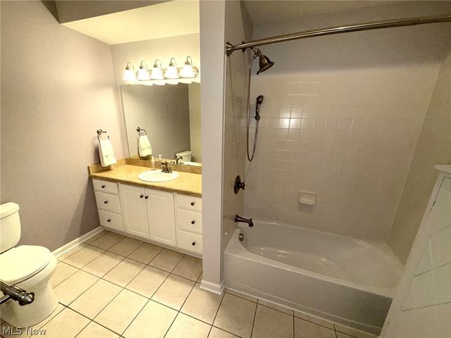 1203 River Glen Drive NE, Warren, OH 44484
