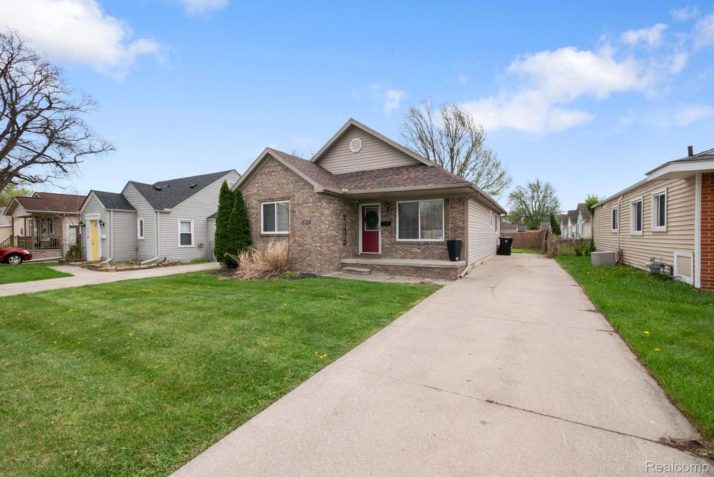 19036 Melvin Street, Roseville, MI 48066