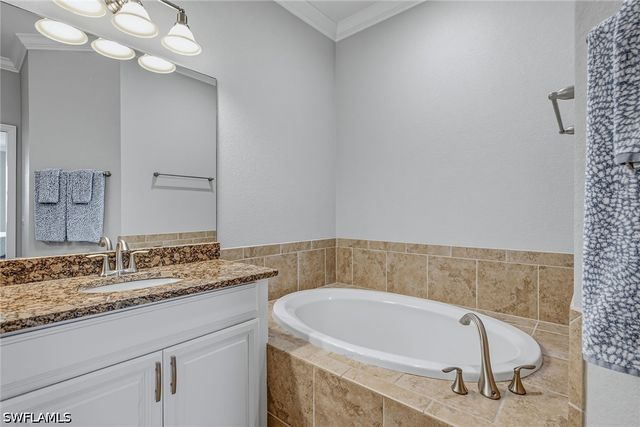 3153 Aviamar CIR 202, Naples, FL 34114