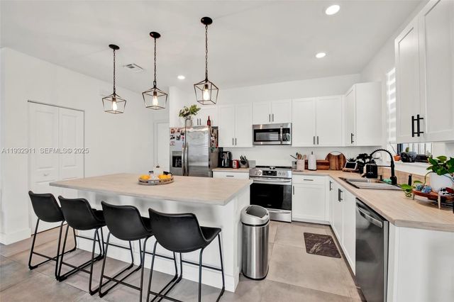 10333 SW 232nd St, Cutler Bay, FL 33190