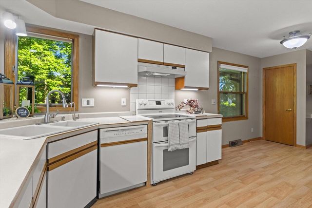 4206 Fox Hills DRIVE, Janesville, WI 53546