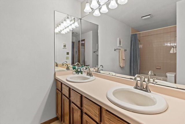 4206 Fox Hills DRIVE, Janesville, WI 53546