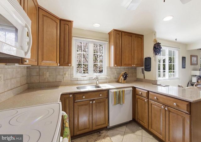 9301 WILLOW POND LN, Burke, VA 22015