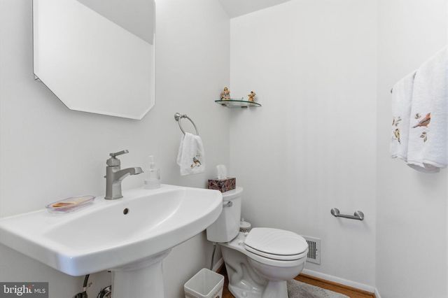 9301 WILLOW POND LN, Burke, VA 22015