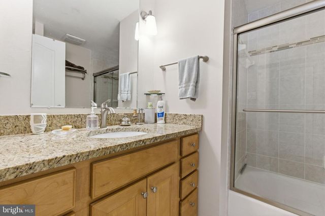 9301 WILLOW POND LN, Burke, VA 22015