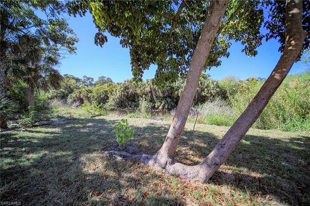 524 Empire AVE S, Lehigh Acres, FL 33974