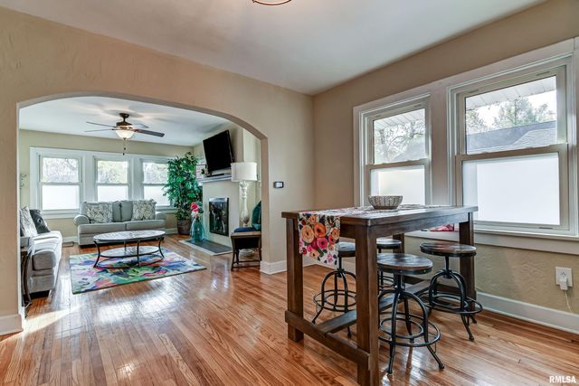 1833 S DOUGLAS Avenue, Springfield, IL 62704