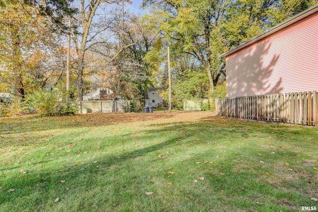 1833 S DOUGLAS Avenue, Springfield, IL 62704