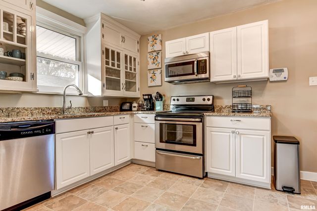 1833 S DOUGLAS Avenue, Springfield, IL 62704