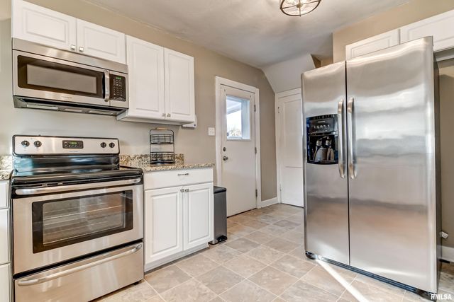 1833 S DOUGLAS Avenue, Springfield, IL 62704
