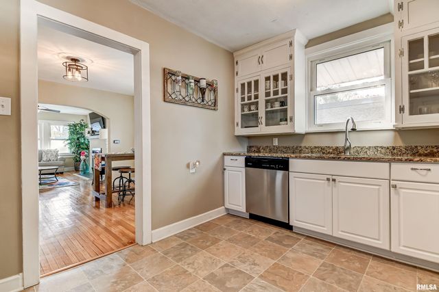 1833 S DOUGLAS Avenue, Springfield, IL 62704