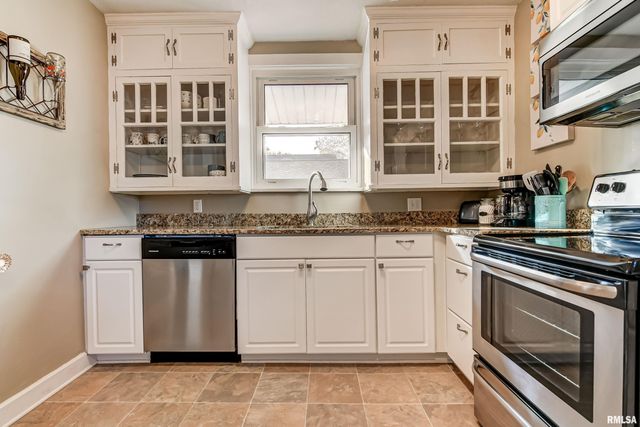 1833 S DOUGLAS Avenue, Springfield, IL 62704