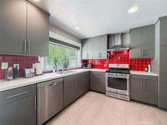 5856 Greenview Rd, Calabasas, CA 91302