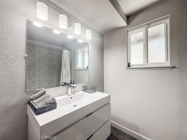 5856 Greenview Rd, Calabasas, CA 91302