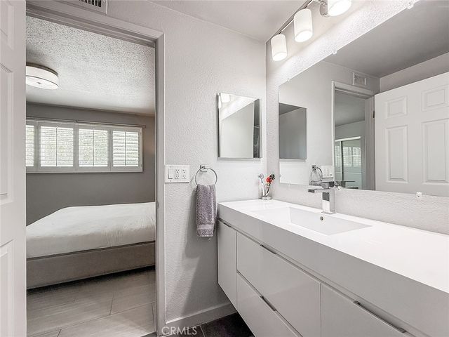 5856 Greenview Rd, Calabasas, CA 91302