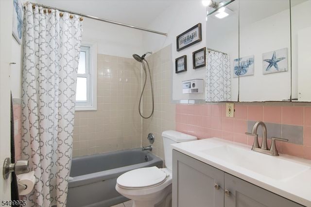 33 Daka Ct, Bloomfield Twp., NJ 07003