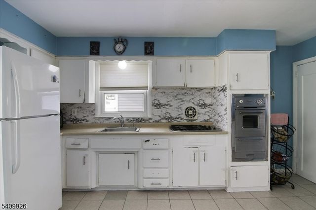 33 Daka Ct, Bloomfield Twp., NJ 07003