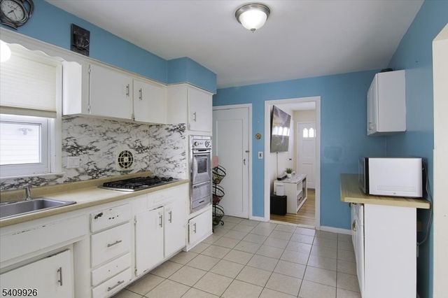 33 Daka Ct, Bloomfield Twp., NJ 07003