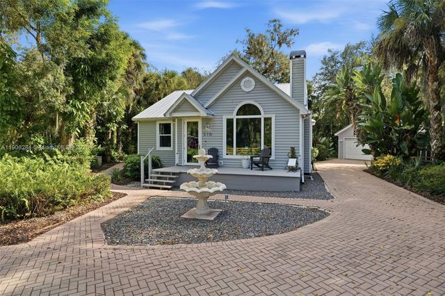 270 River Oaks Dr, La Belle, FL 33935