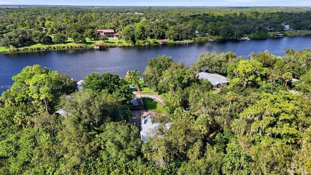 270 River Oaks Dr, La Belle, FL 33935