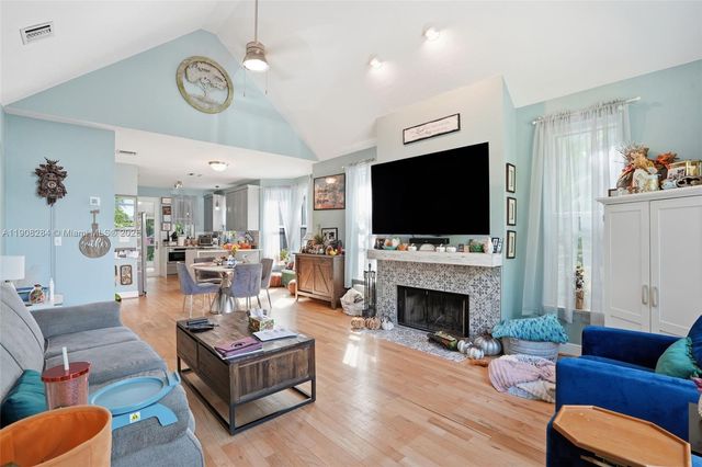 270 River Oaks Dr, La Belle, FL 33935