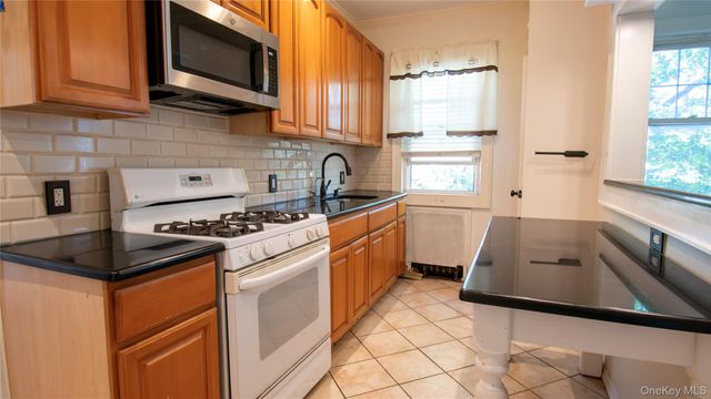 840 Seaman Avenue E 2W, Baldwin, NY 11510