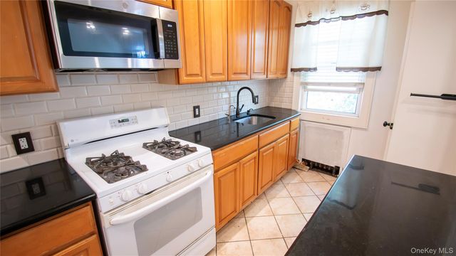 840 Seaman Avenue E 2W, Baldwin, NY 11510