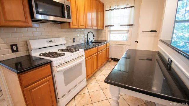 840 Seaman Avenue E 2W, Baldwin, NY 11510