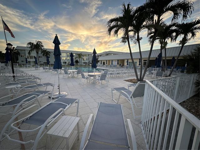 18 Colonial Club Dr 202, Boynton Beach, FL 33435