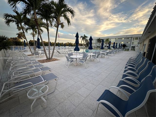 18 Colonial Club Dr 202, Boynton Beach, FL 33435