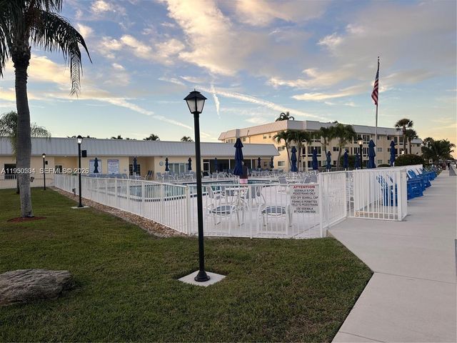 18 Colonial Club Dr 202, Boynton Beach, FL 33435