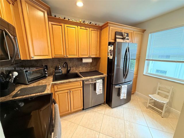 18 Colonial Club Dr 202, Boynton Beach, FL 33435