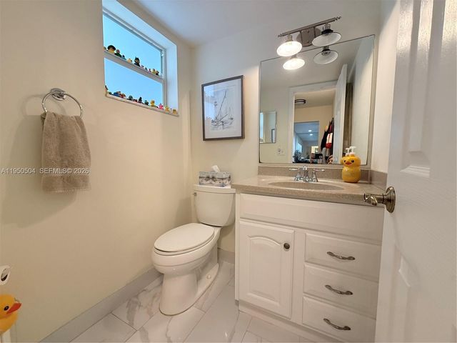 18 Colonial Club Dr 202, Boynton Beach, FL 33435