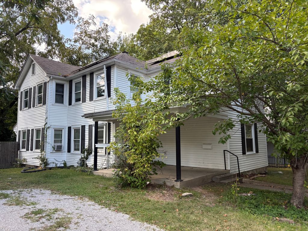 Image 2 of property listing at 417 N Johnson Avenue, Mt Vernon, IL 62864