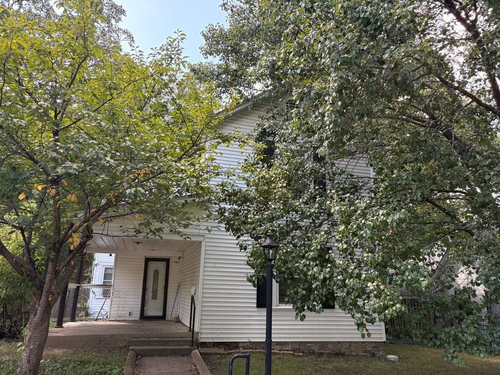 Image 3 of property listing at 417 N Johnson Avenue, Mt Vernon, IL 62864