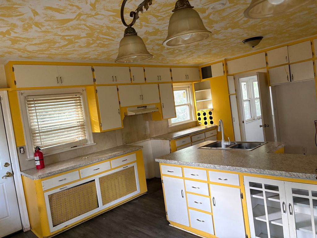 Image 4 of property listing at 417 N Johnson Avenue, Mt Vernon, IL 62864